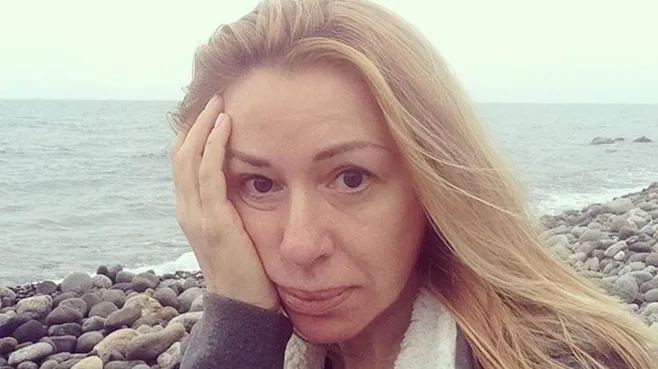62-летняя экс-солистка «Комбинации» снялась в кожаной куртке и мини-шортах