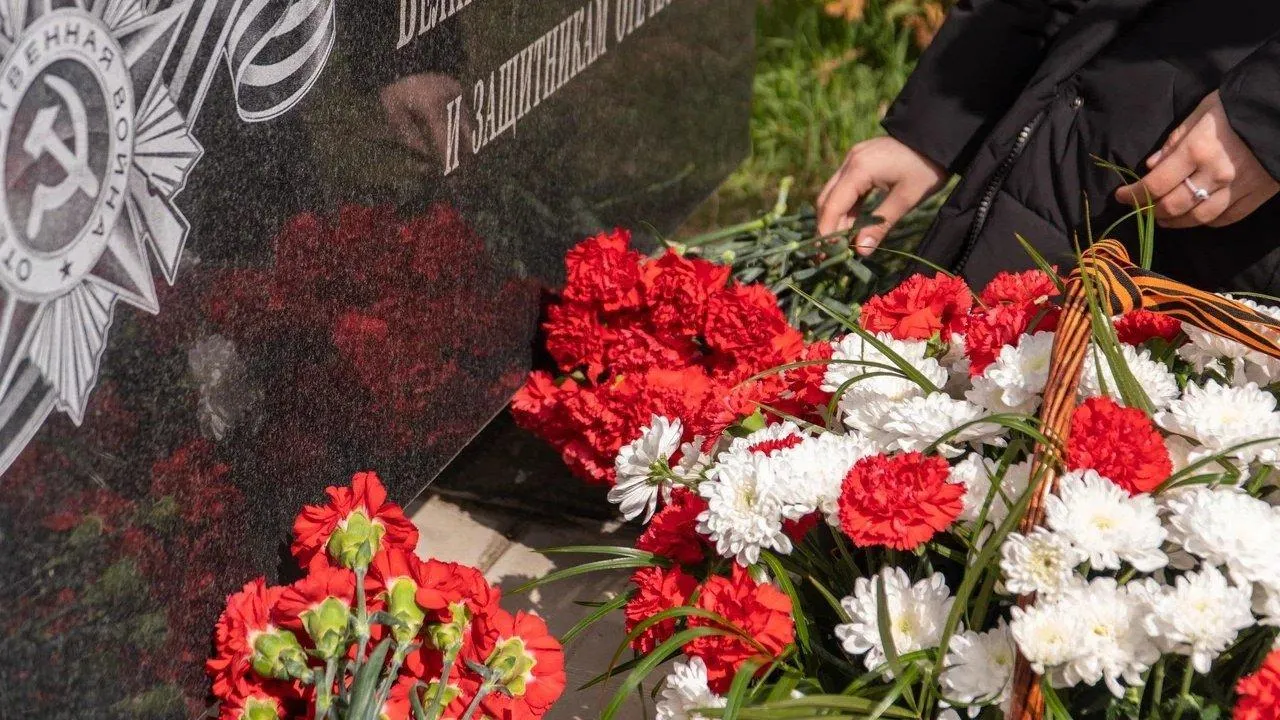 Третий скандал за лето: подростки снова танцевали у мемориала — прокуратура разбирается в инциденте