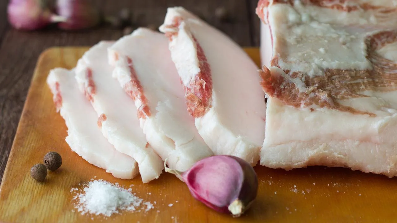 Сало — не суперфуд: кому категорически запрещено есть этот продукт