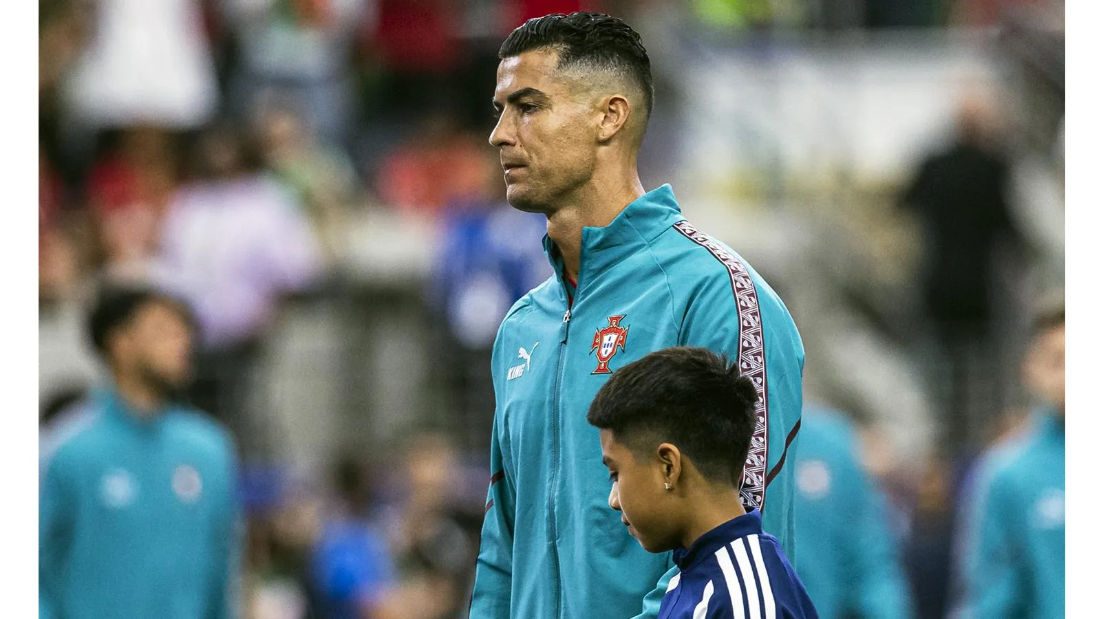 Криштиану Роналду с юным фанатом. Joao Bravo/Sports Press