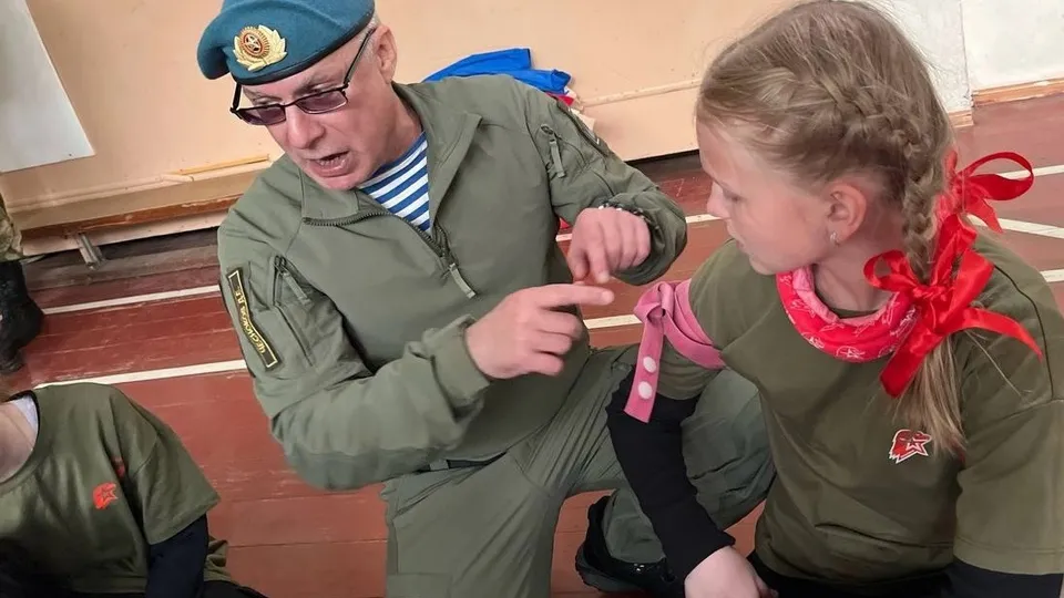 Дмитрий Чесноков с учащимися на занятии по оказанию первой помощи. Фото: личный архив Дмитрия Чеснокова