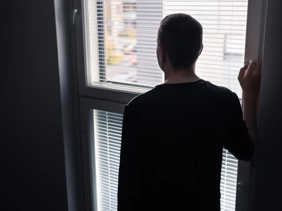Скрытность и просьбы занять денег: как определить наркотическую зависимость у близкого