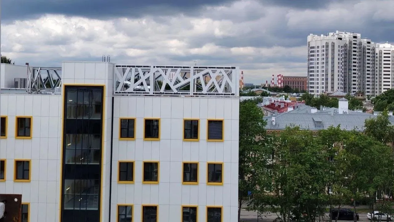 Декоративные элементы начали устанавливать на крыше новой поликлиники в Королеве