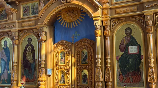 «Важнее всего — благопристойность»: священники рассказали, как женщине одеваться в храм