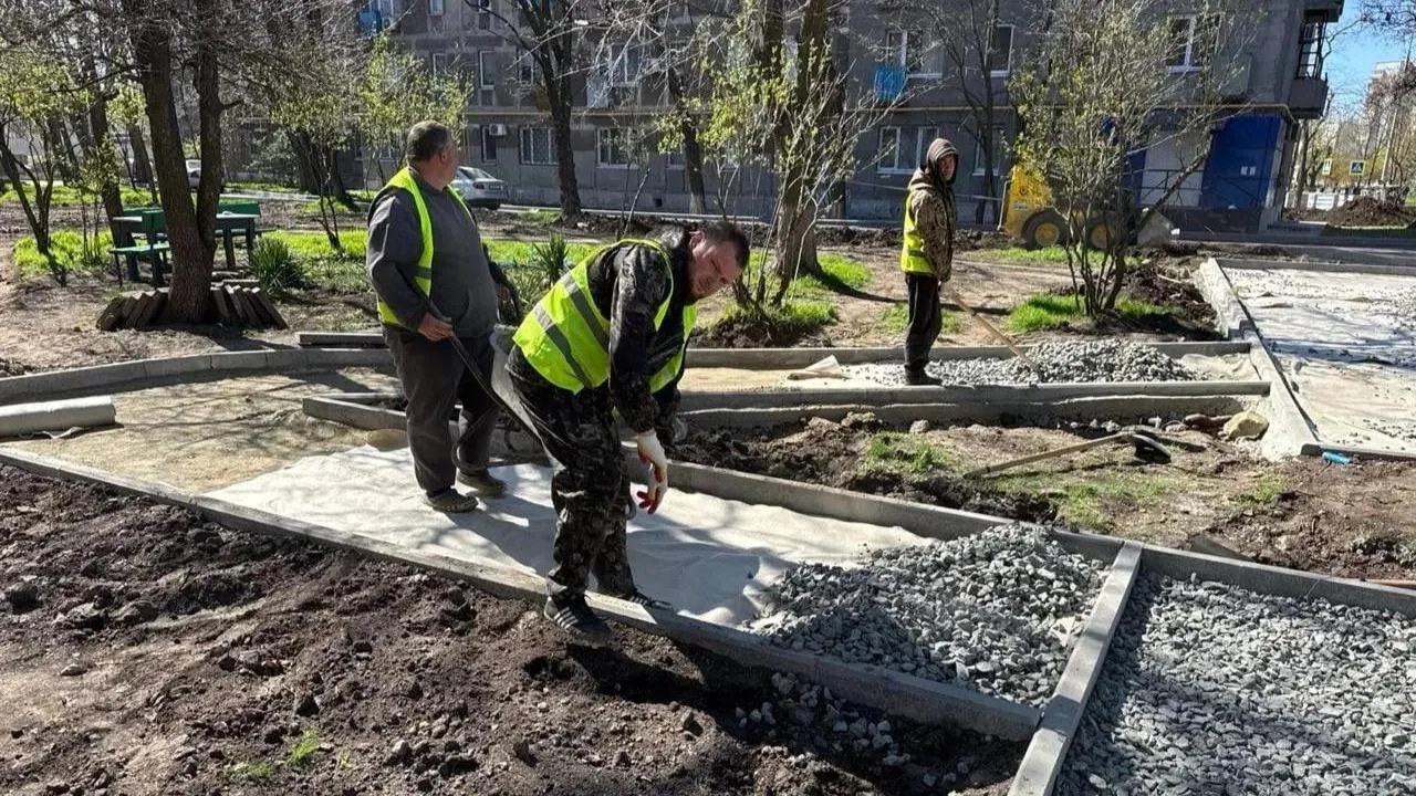 Подмосковный технадзор контролирует работы по благоустройству дворов в Мариуполе