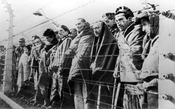 Великая Отечественная война. Узники концентрационного лагеря Освенцим, освобожденные войсками Красной армии в январе 1945 года. Фотографии из книги «История Великой Отечественной войны», том 5, стр. 89