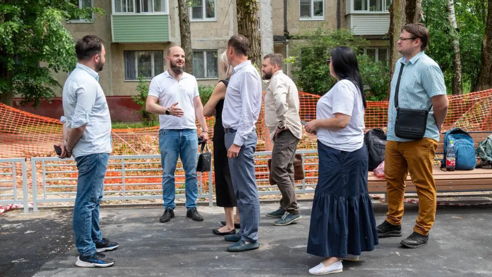 Павел Никишкин осматривает территорию. Фото: пресс-служба Администрации г. о. Фрязино