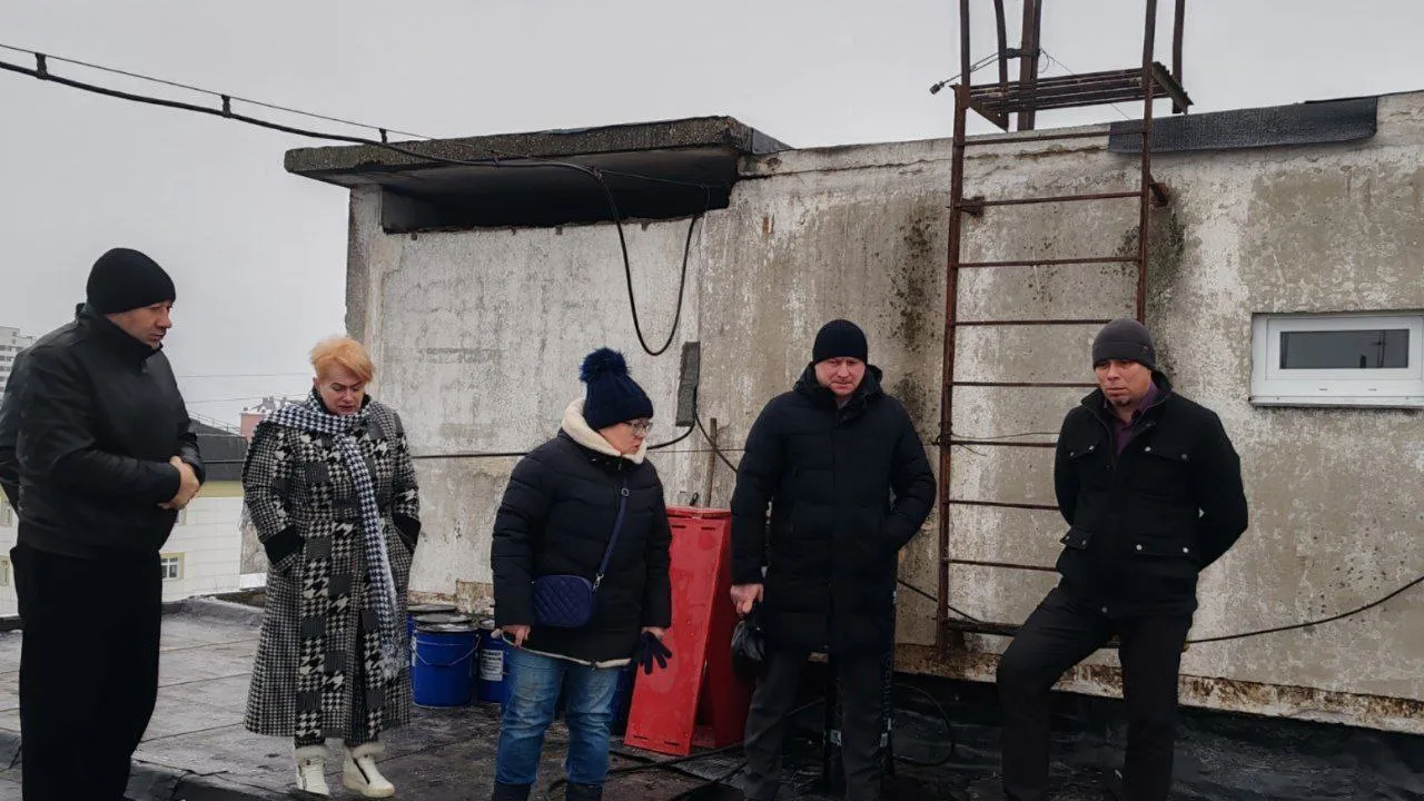 Глава городского округа Черноголовки Роман Хожаинов (второй справа) проверил ход капремонта кровли. Фото:&nbsp;t.me/hozhainovr