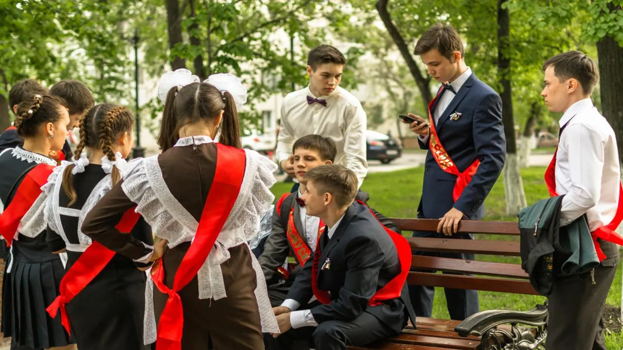 Зумеры уходят красиво: интернет-тренды превратили выпускные в Подмосковье в масштабные шоу
