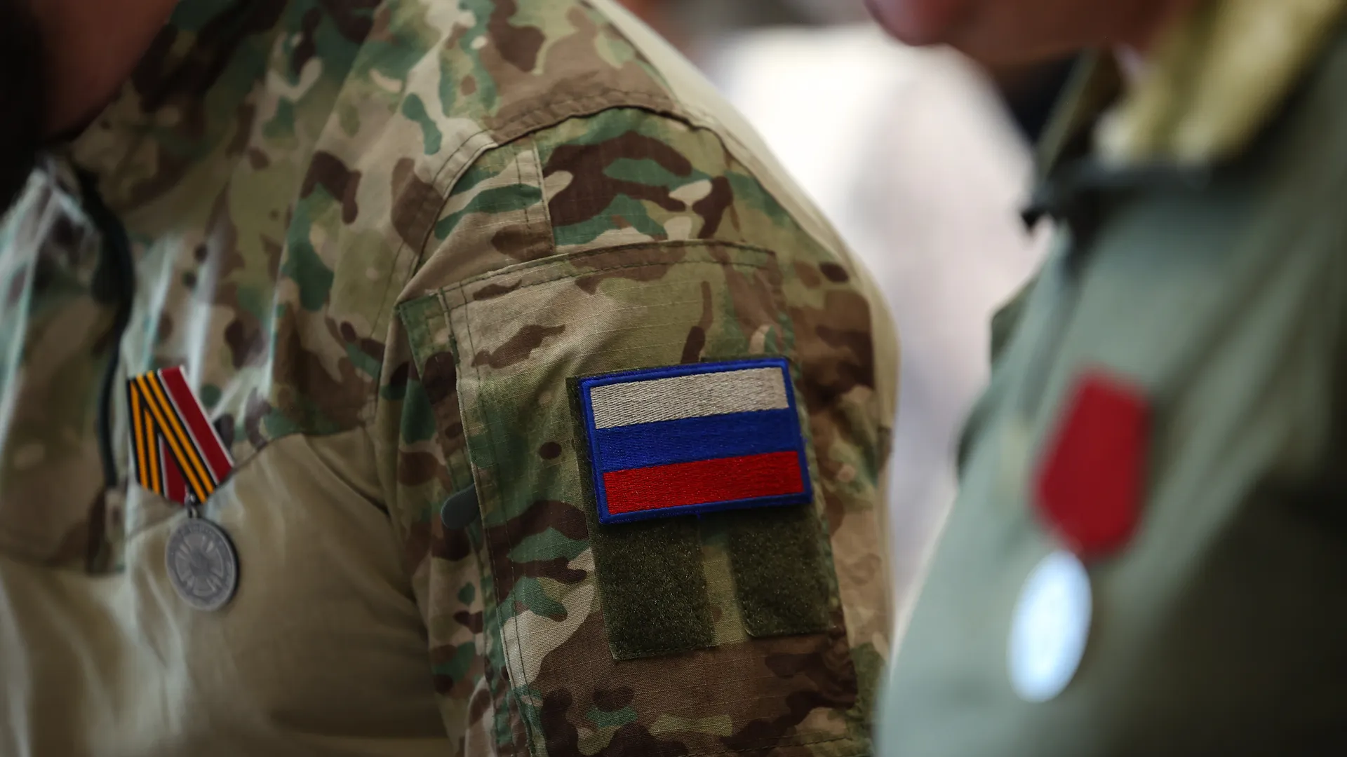 Андрей Воробьев наградил добровольцев из отряда БАРС