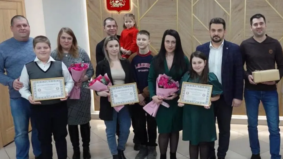 Торжественная церемония вручения жилищных сертификатов. Фото: t.me/parkhomenko_live