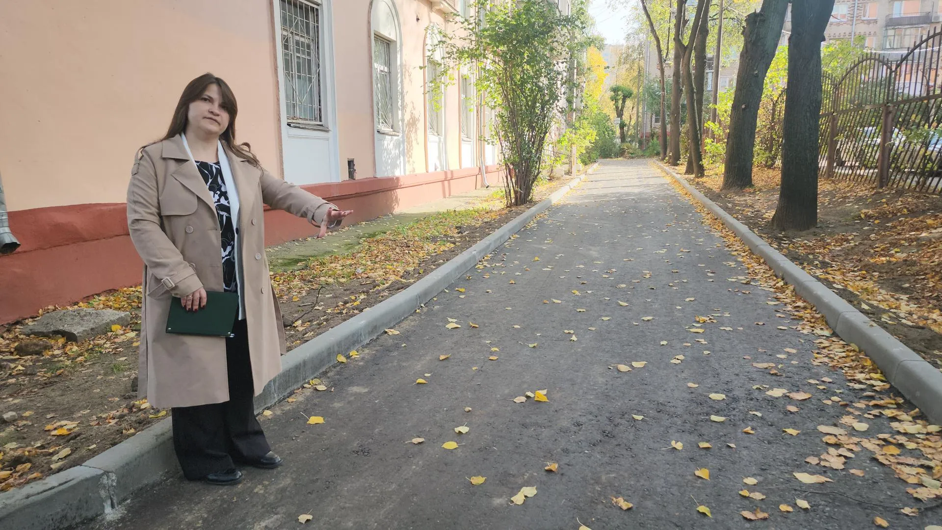 Рабочие уложили новое асфальтовое покрыти