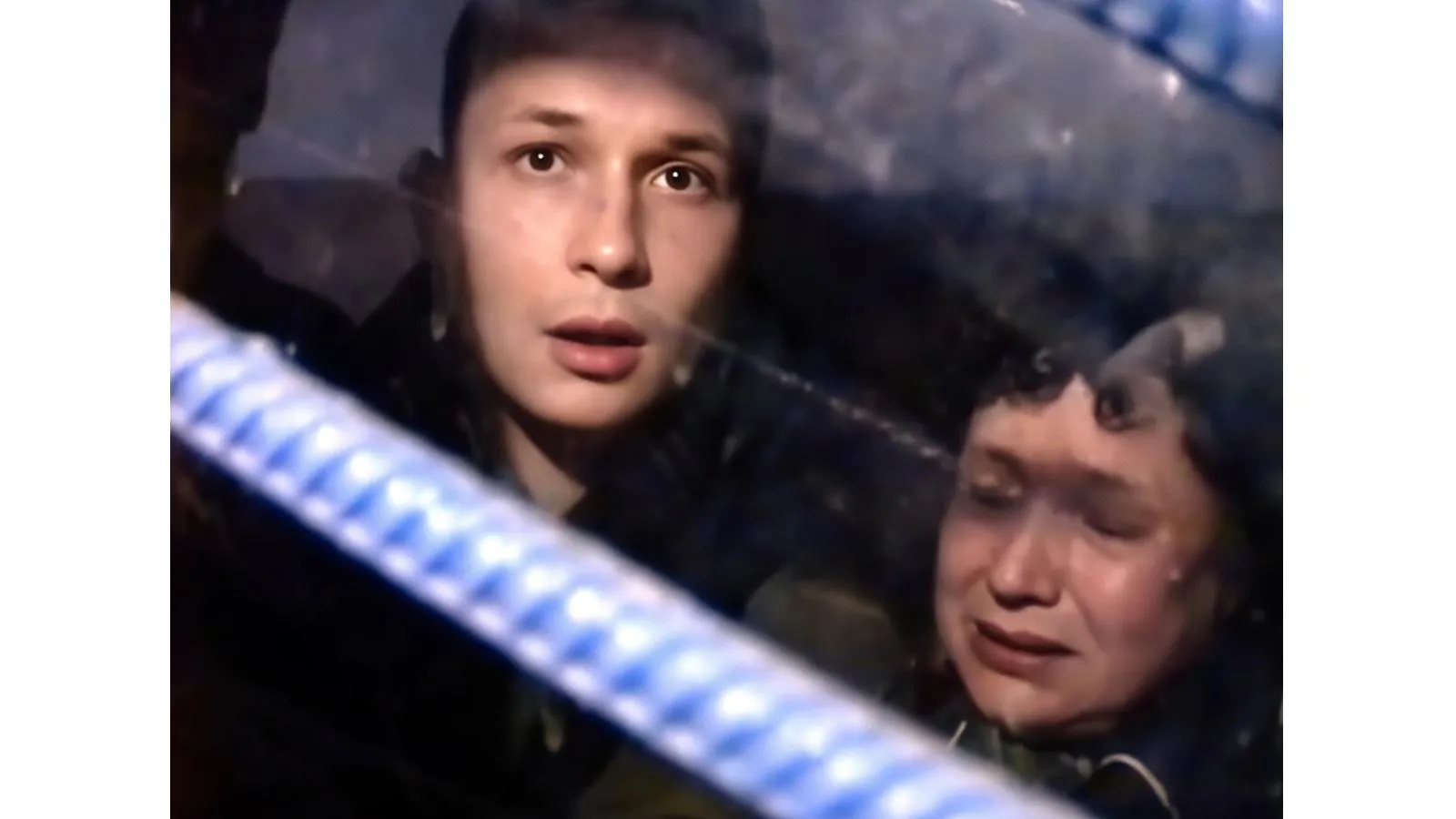 Один из преступников с заложницей, кадр из документальной съемки