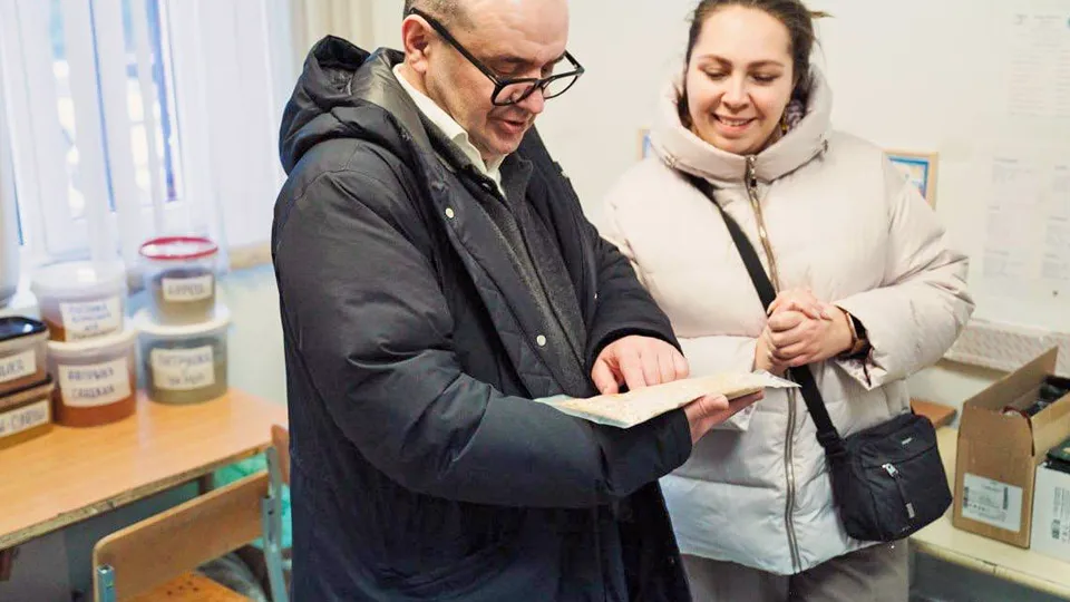 Глава округа Сергей Джеглав (слева) в доме волонтера. Фото: пресс-служба администрации г. о. Лосино-Петровский