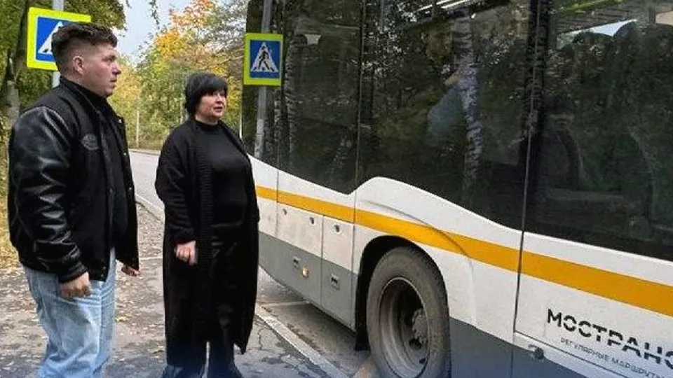Депутат Совета депутатов Елена Нестерова (в центре) Фото: Местное отделение партии «Единая Россия»