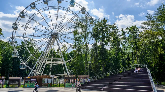 Аттракционы летом в Наташинском парке Люберец