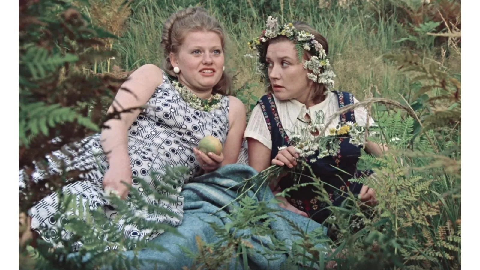 Вера Алентова (справа в венке) в фильме «Москва слезам не верит»