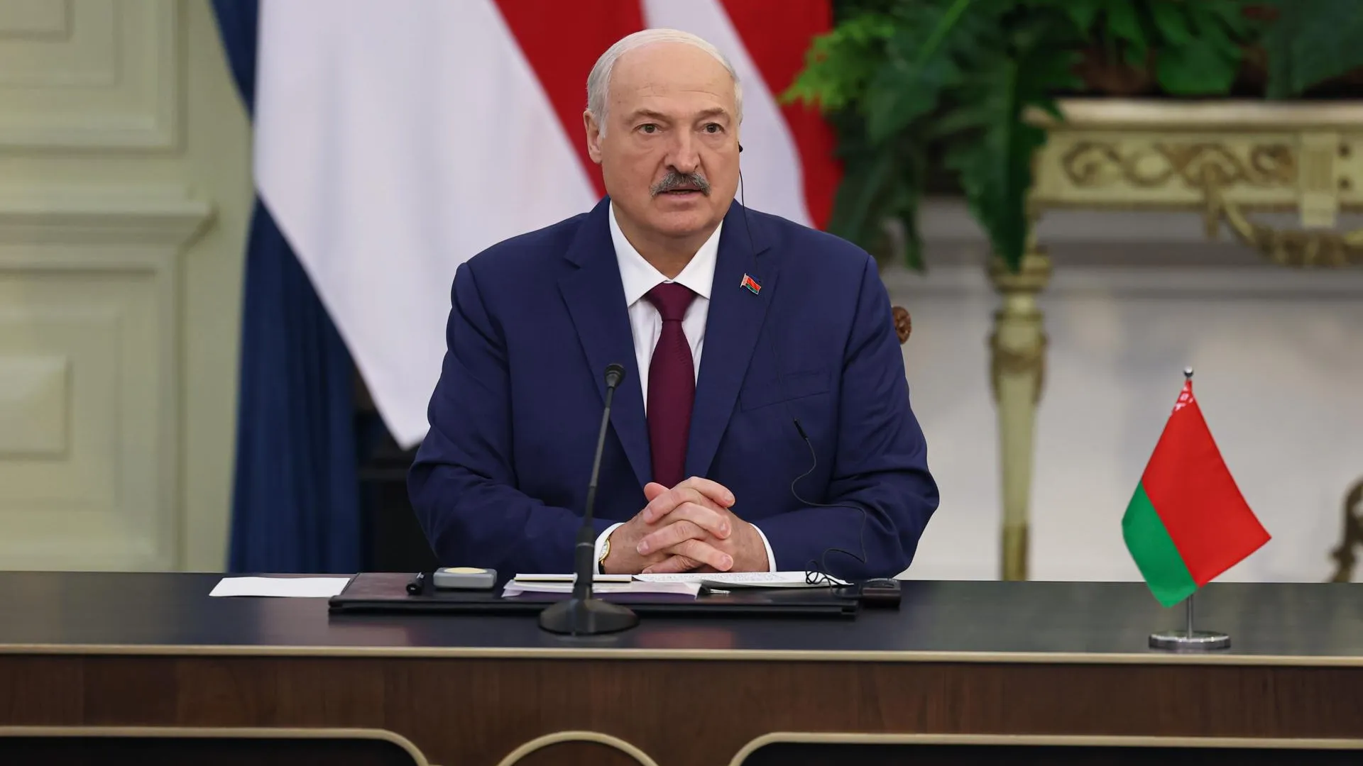 Лукашенко застал президента Индонезии врасплох скромным подарком