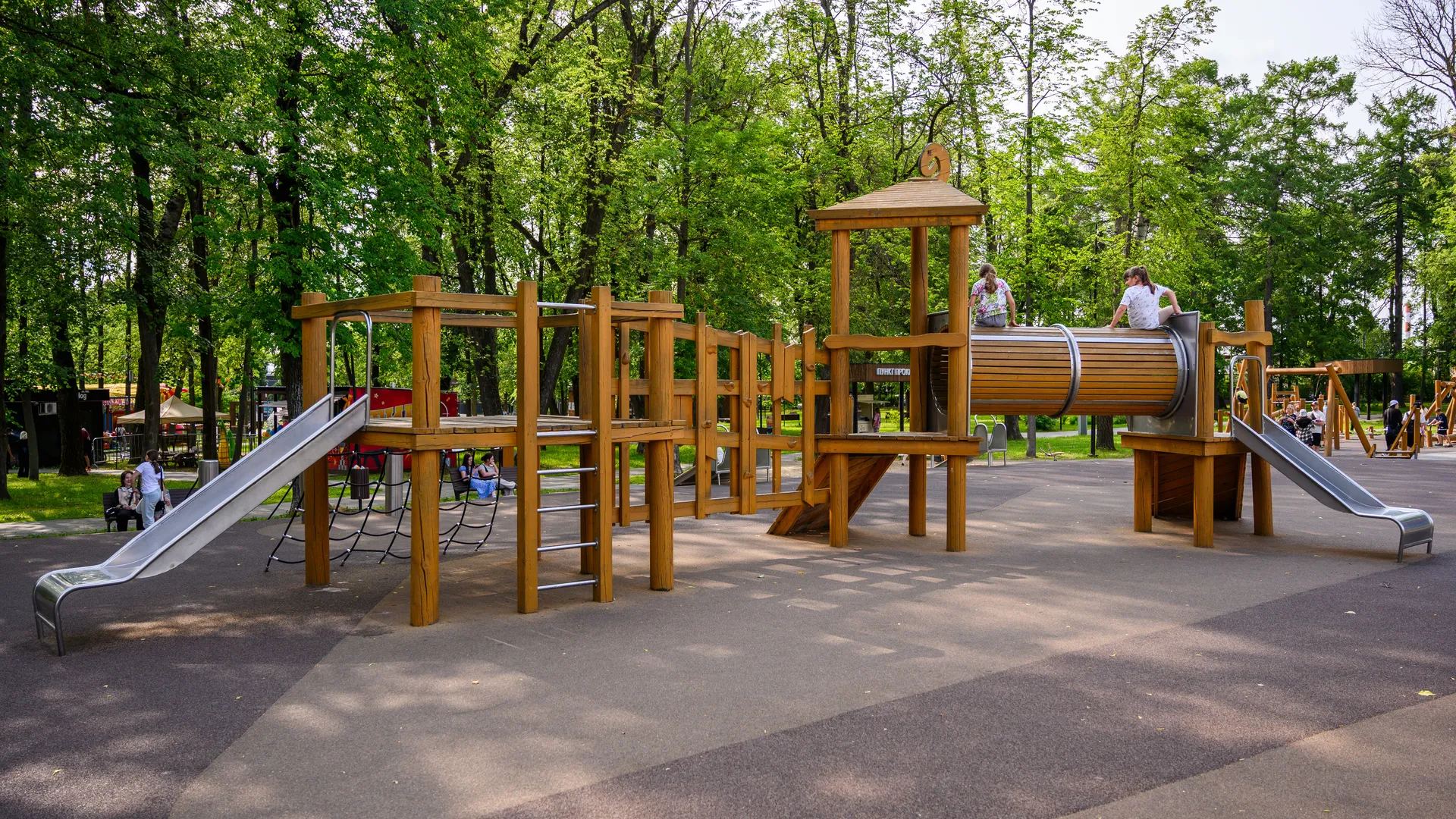 Детская площадка в парке культуры и отдыха им. Олега Степанова в Серпухове летом