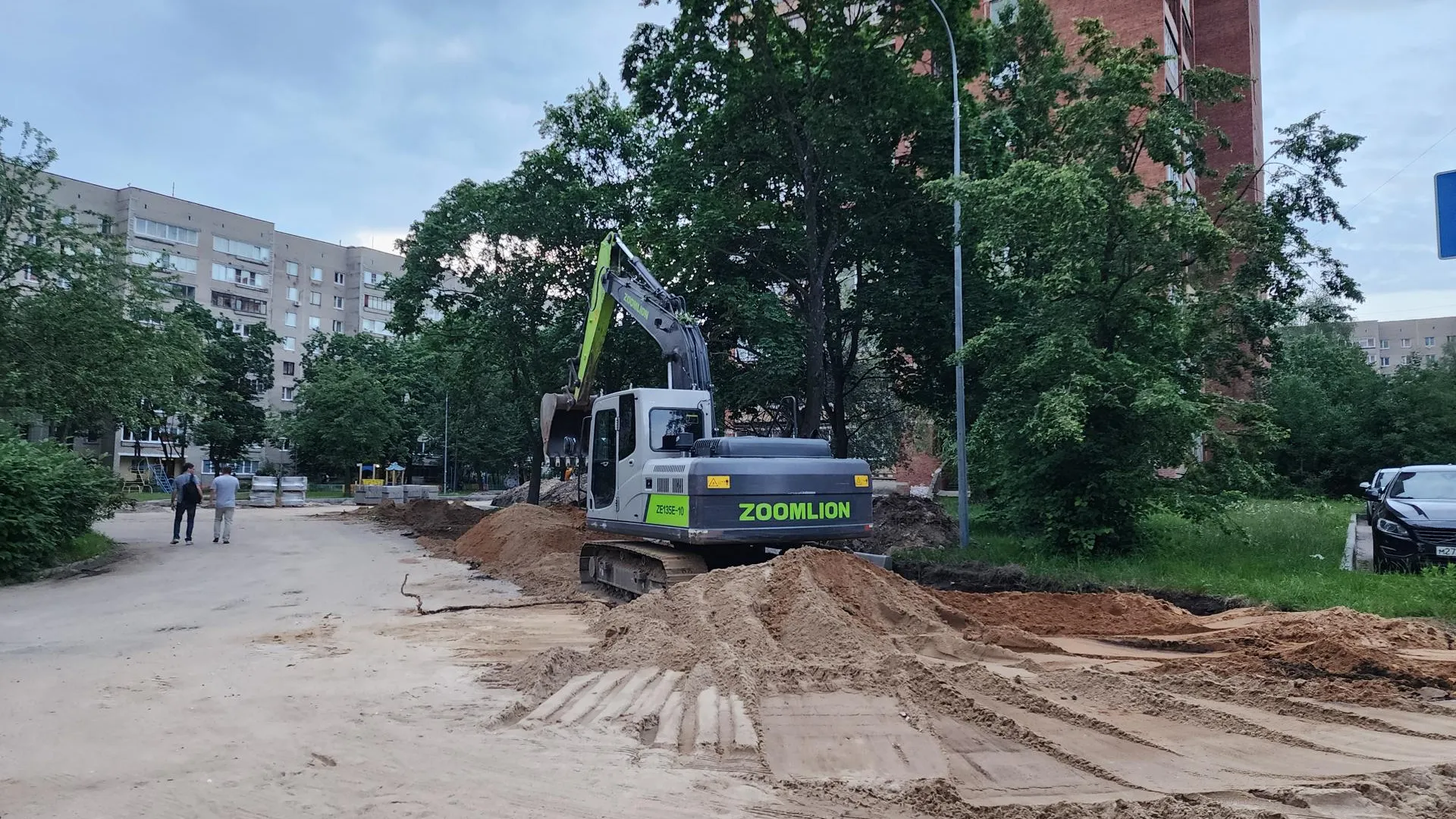 Работа спецтехники на Центральной улице в Черноголовке. Фото: Иван Петрушин
