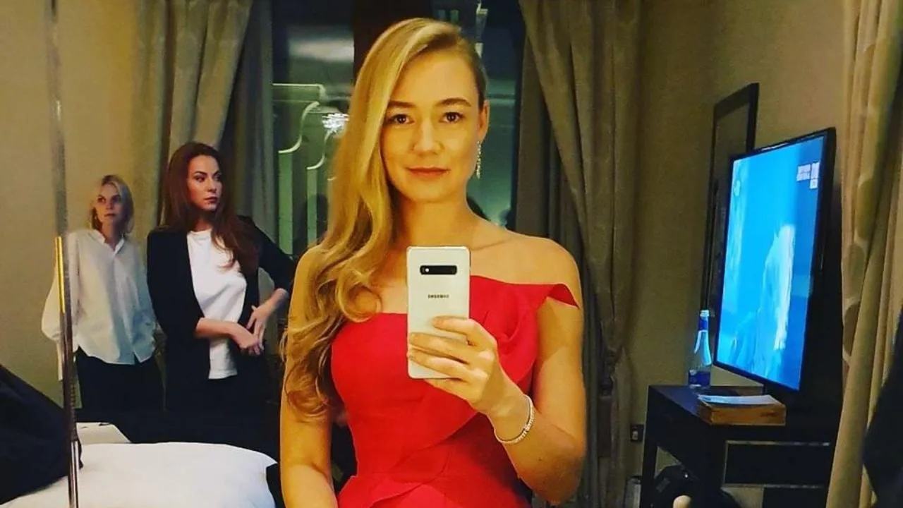 Оксана Акиньшина показала редкое фото с тремя детьми