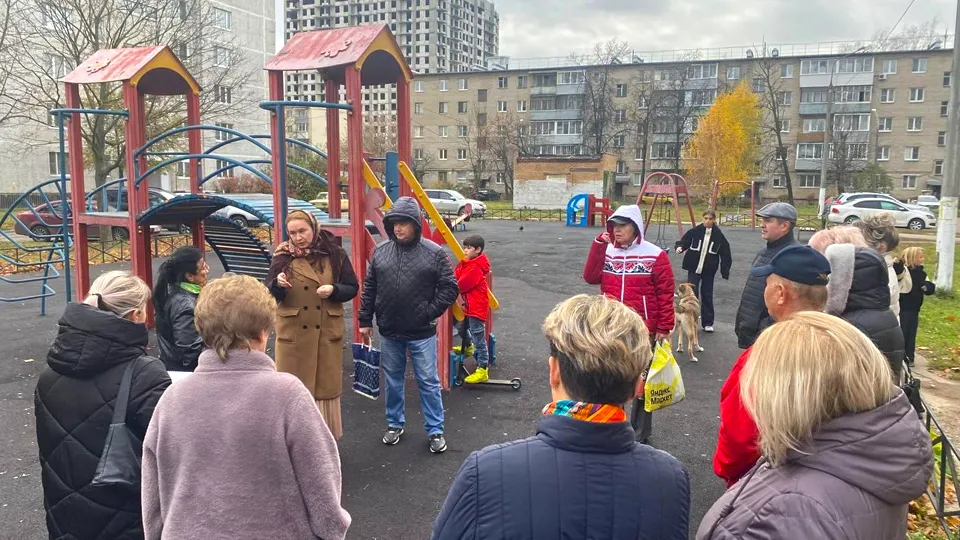 Замглавы Лосино-Петровского Валентина Тропанец на детской площадке. Фото: Администрация г.о. Лосино-Петровский