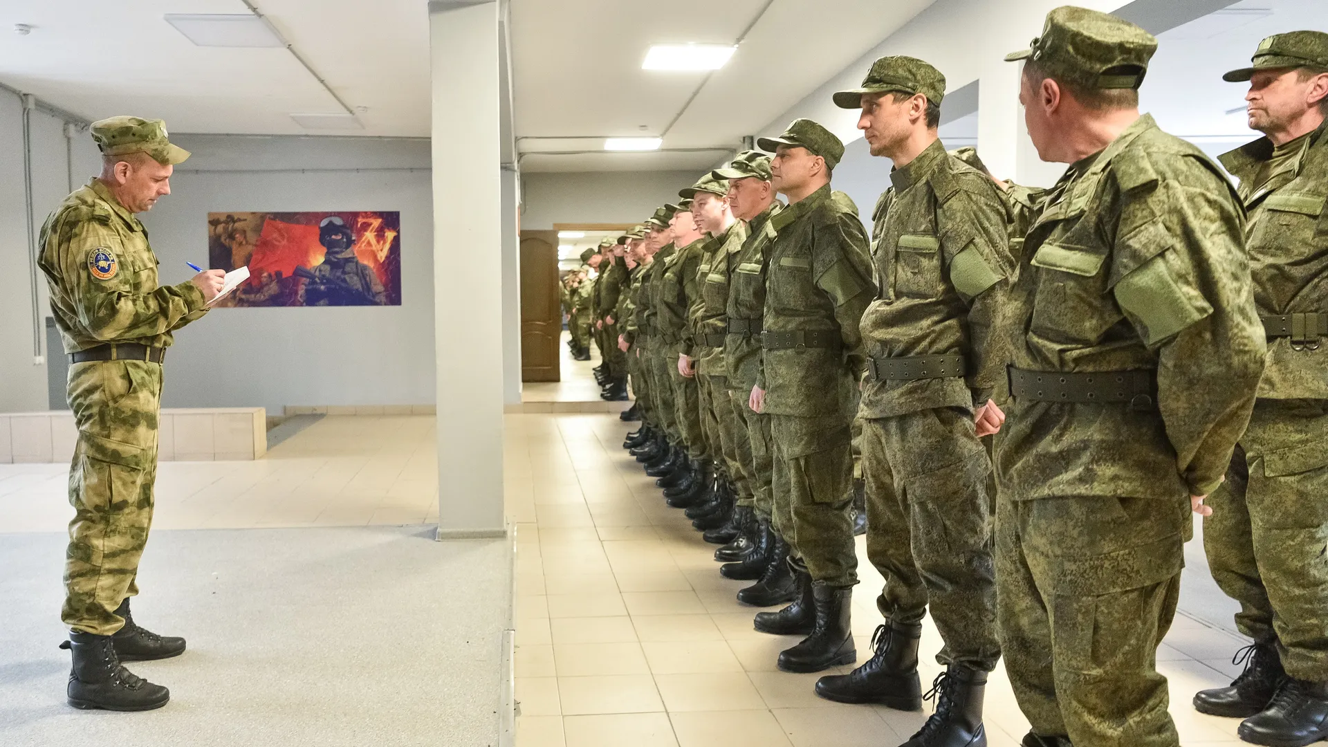 Построение личного состава в центре по отбору на контрактную службу. Фото: пресс-служба губернатора и правительства Московской области