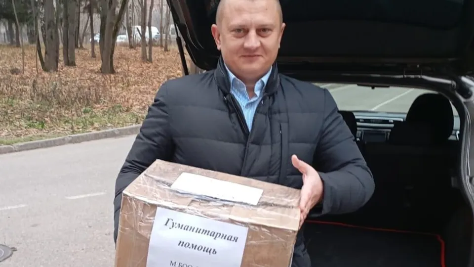 Депутат Совета депутатов городского округа Фрязино Алексей Коночев грузит посылки для отправки на передовую. Фото: МБОО СОШ № 3 дошкольное отделение&nbsp;
