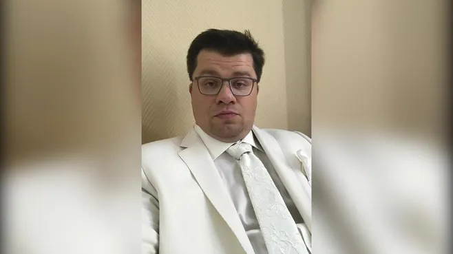«Посвежевший и счастливый»: Гарик Харламов впервые вышел в свет после рождения второй дочери