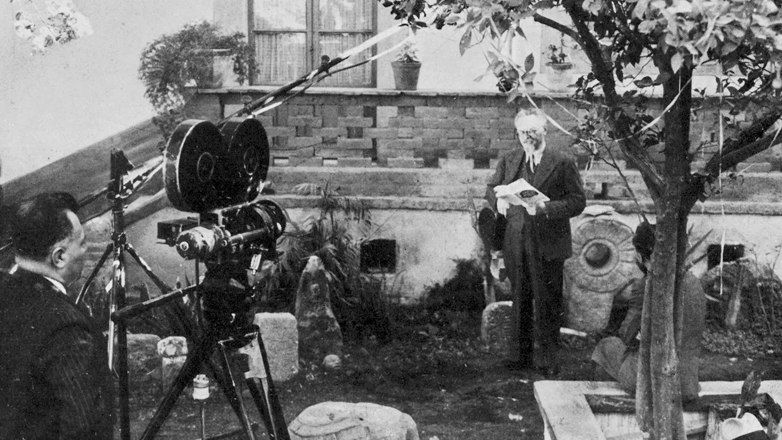 Троцкий дает интервью в своем доме в Мексике, 1938 год