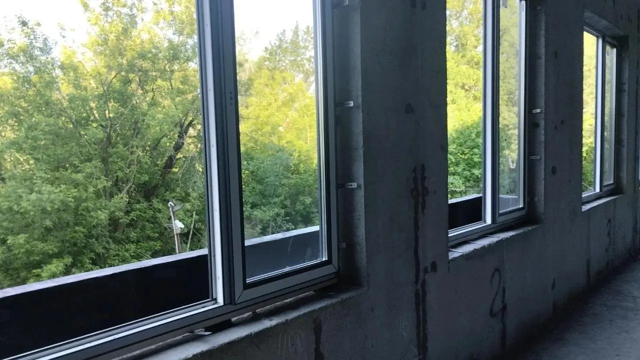 В Голицыно начали устанавливать окна в строящейся поликлинике