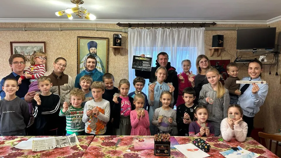 Фото: полиция Раменского округа/ мастер-класс&nbsp;по созданию световозвращающих наклеек