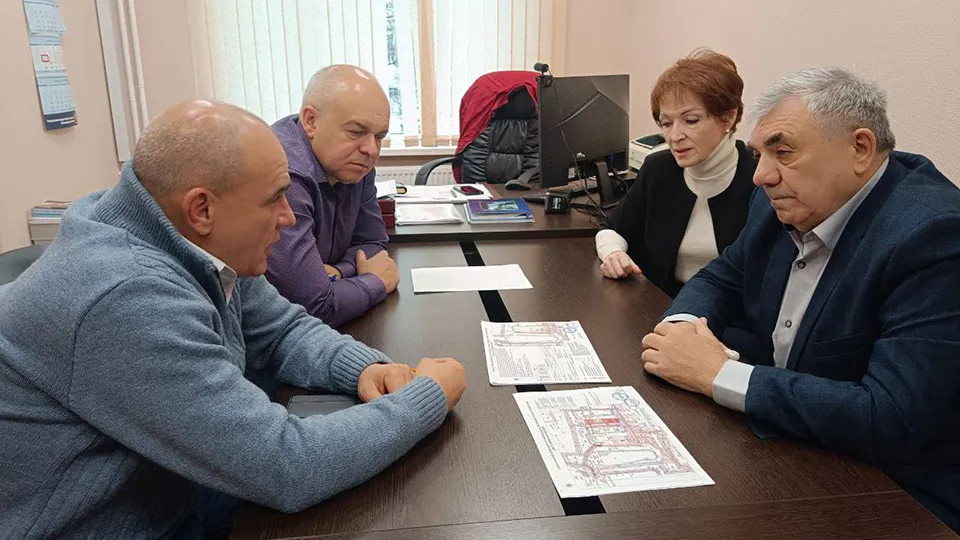 Глава Краснознаменска Владимир Пирогов (крайний слева) проводит совещание с представителями АО «БИОМИР сервис» Фото: Администрация Краснознаменска