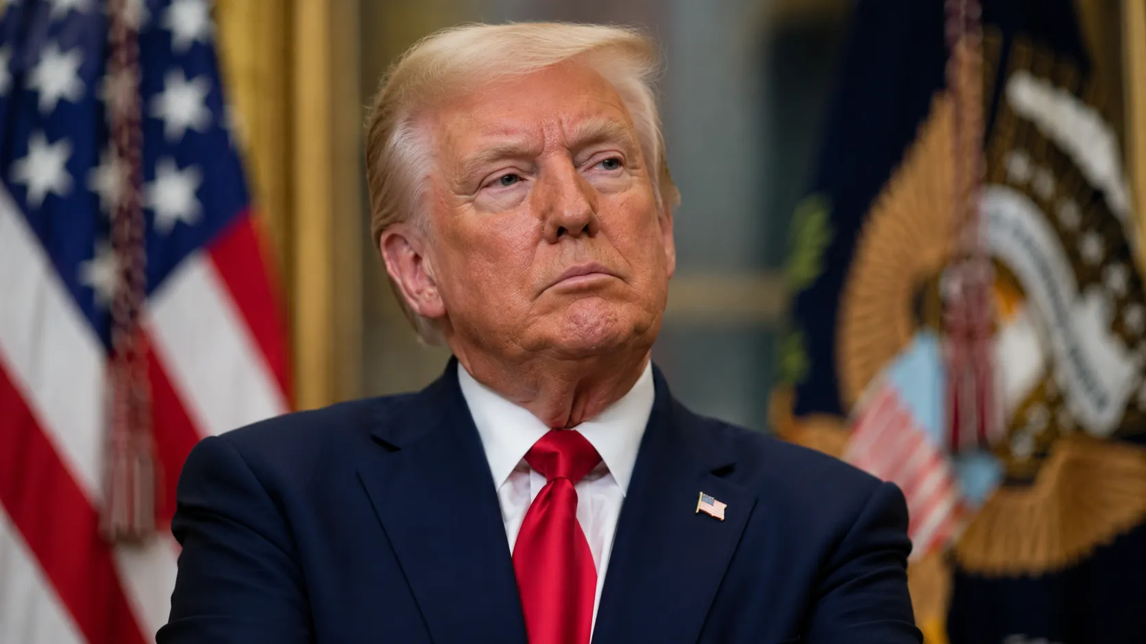 Тюбик суперклея в руке хозяина Овального кабинета: Трамп сам позолотил Белый дом