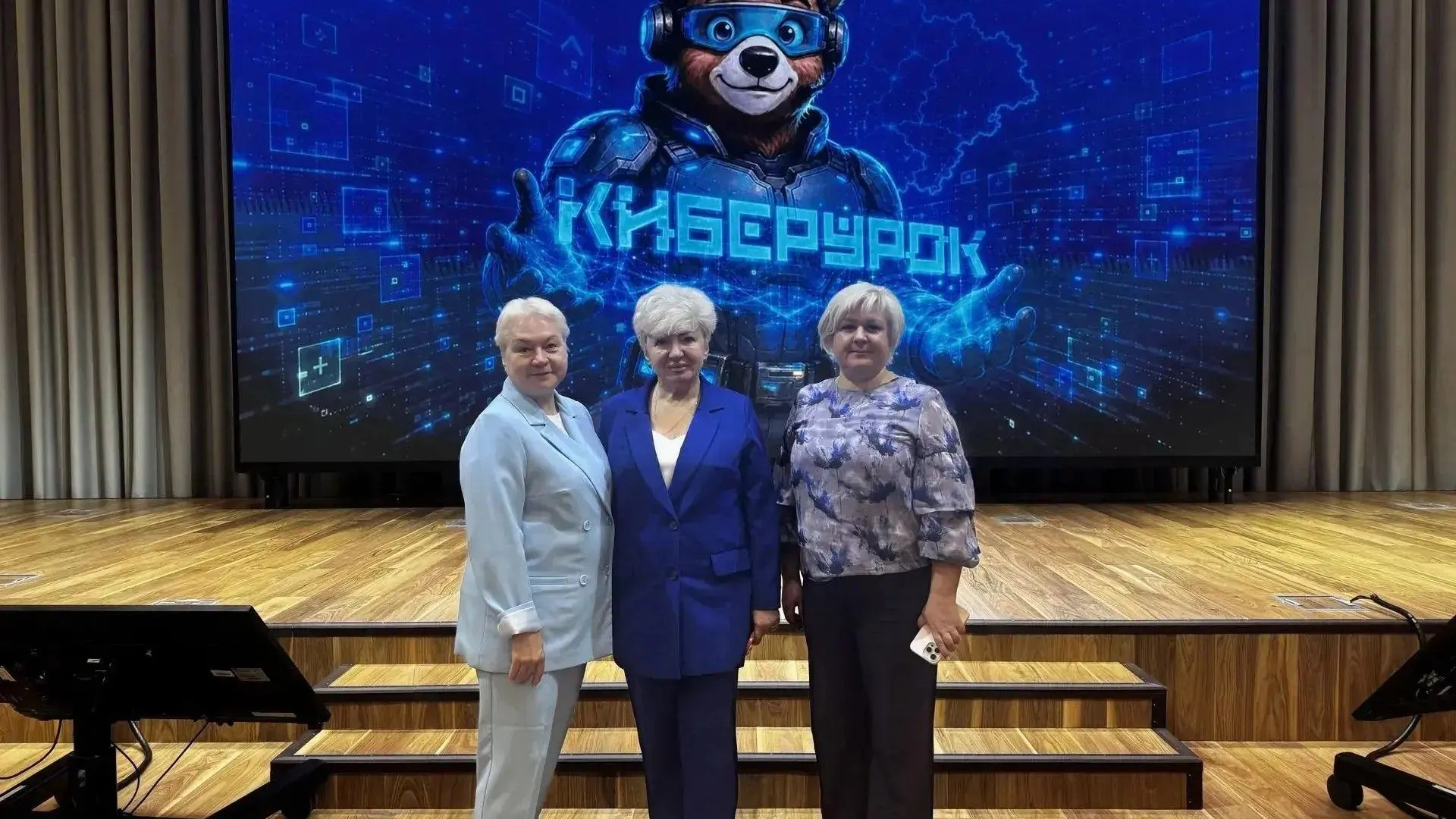 На областном форуме Фрязино представили Тамара Рябова, директор СОШ № 1; Наталия Корчагина, директор СОШ № 2; · Алла Перепелица, директор СОШ № 3