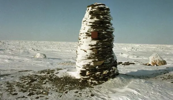 Памятный знак из каменных глыб, поставленный норвежским ученым Руалем Амундсеном на самой северной точке Евразии — мысе Челюскин. Автор: В. Чистяков