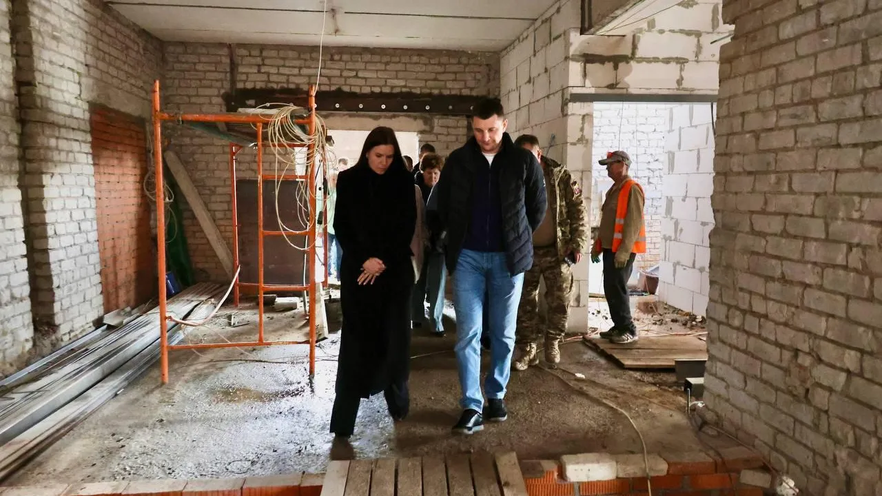 Глава Павловского Посада проверил ход капремонта школы в деревне Кузнецы