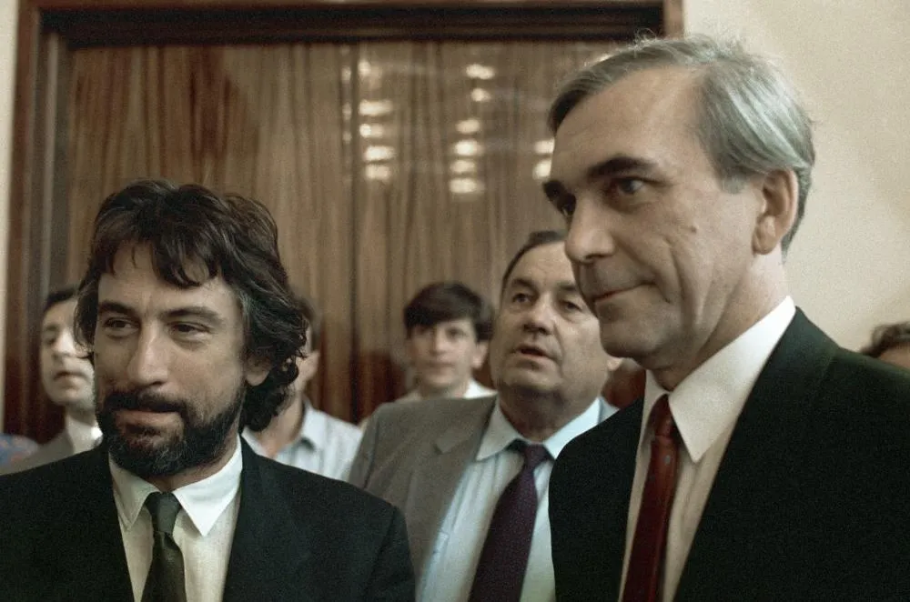 Киноактер Роберт Де Ниро (слева) и кинорежиссер Элем Климов (справа) на XV Международном кинофестивале