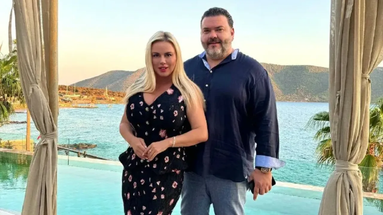 Анна Семенович показала купальник с тигровым узором в объятиях жениха в ОАЭ