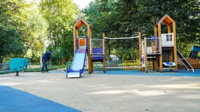 Качели, лавочки и уборка: в Химках приводят в порядок игровые зоны