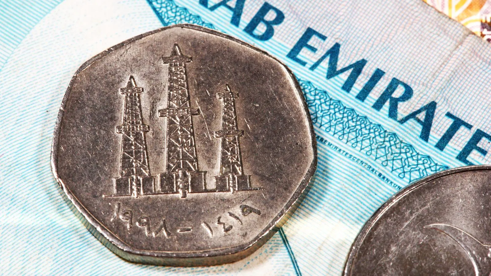 Монета ОАЭ с изображением нефтяной вышки. Jochen Tack