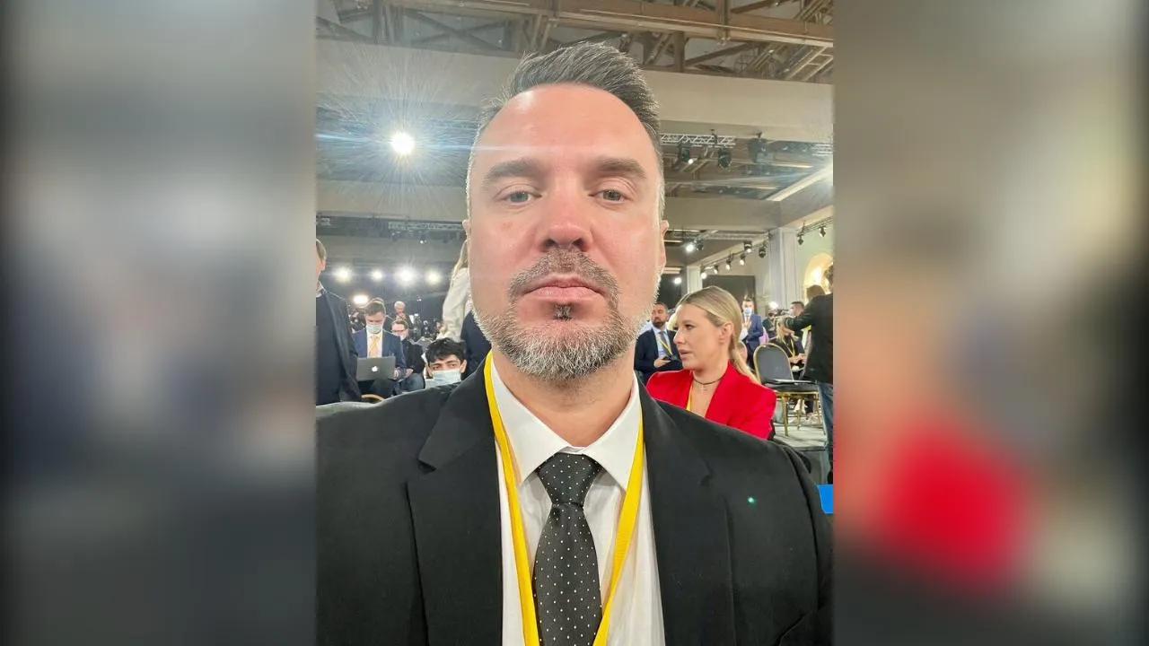 Телеведущий Руслан Осташко стал отцом в третий раз