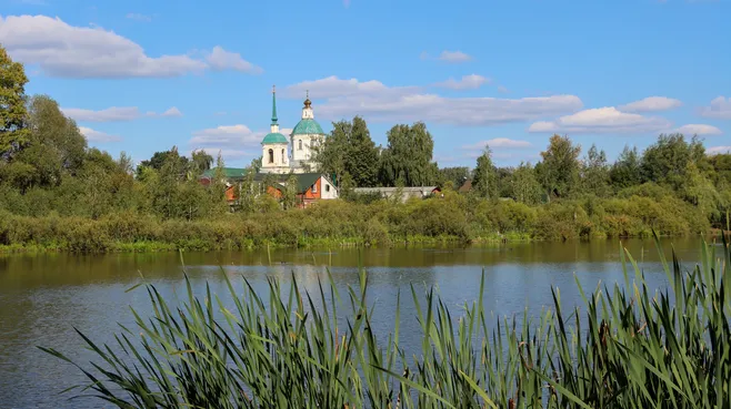 Озеро у Спасской церкви в Лобне