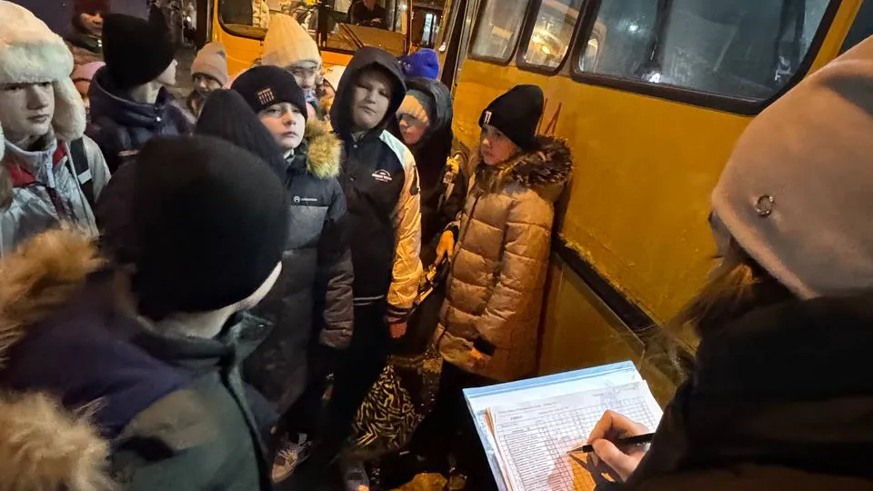 Школьники поселка Аничково на пути в школу поселка Биокомбината Фото: t.me/VVTropaneZ