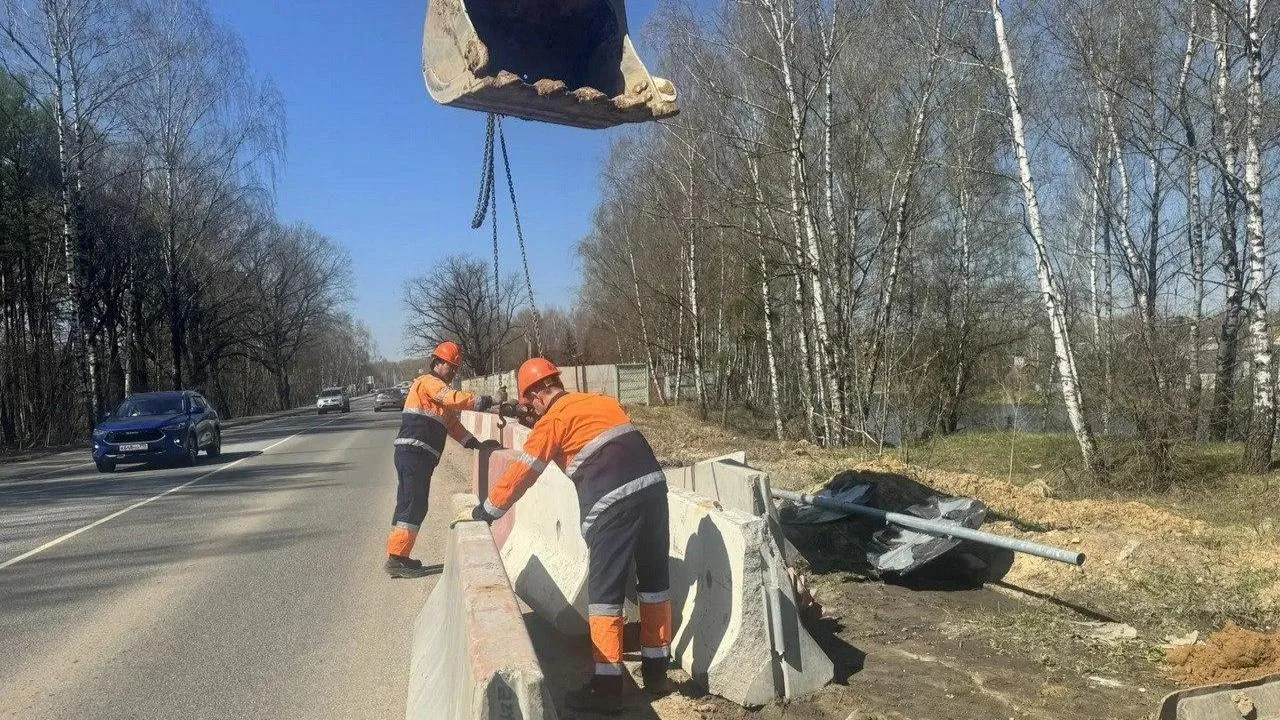 На реконструируемом участке Осташковского шоссе в Мытищах устраивают земполотно