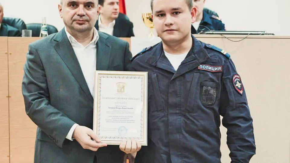 Глава городского округа Лосино-Петровский Сергей Джеглав (слева) на вручении наград сотрудникам полиции Фото: администрация г.о. Лосино-Петровский