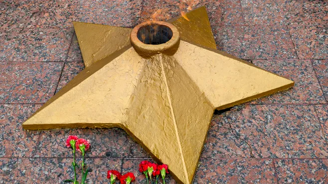 Буйный мужчина залил пивом Вечный огонь в Реутове и переключился на чужую машину