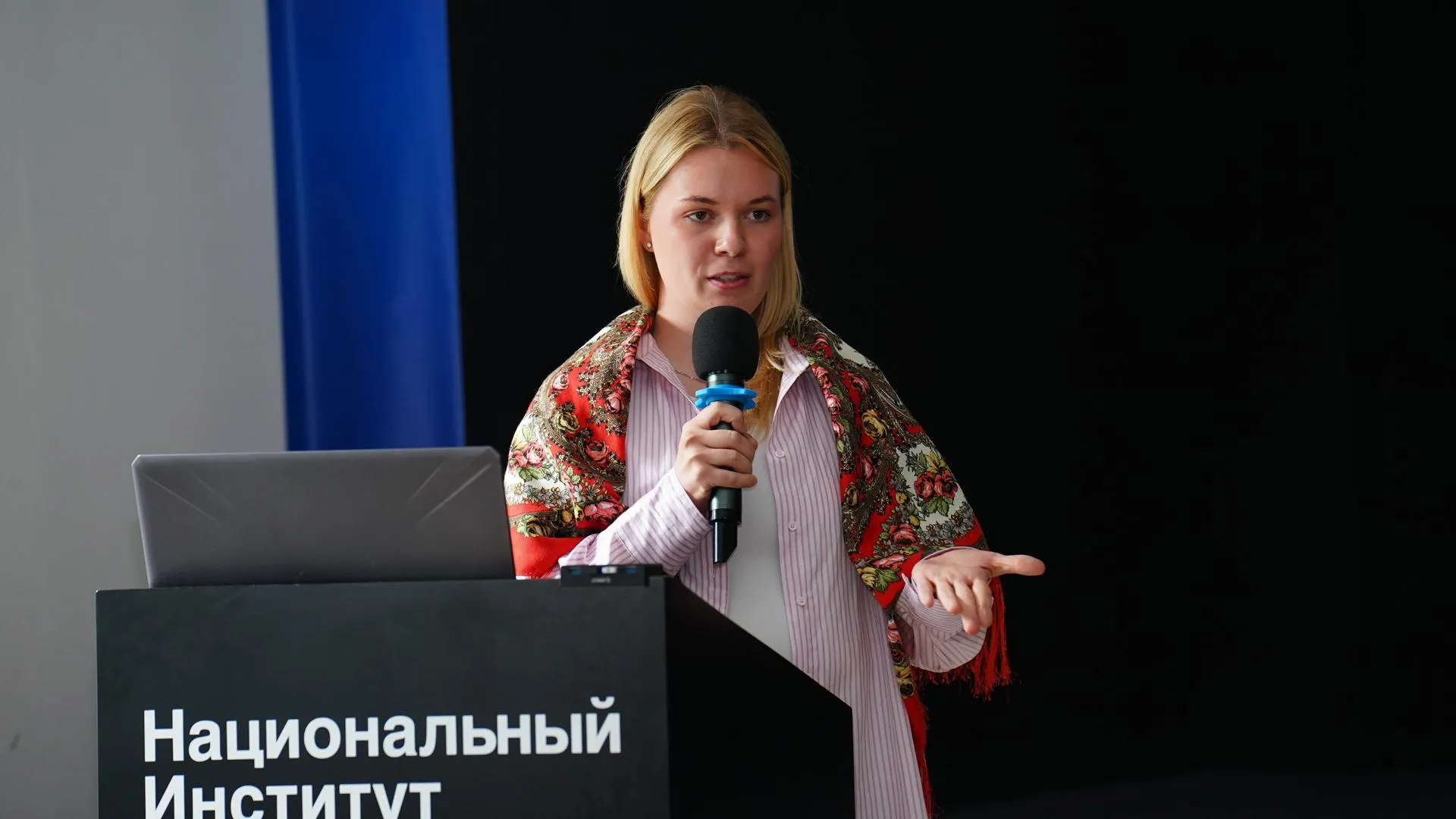 Выпускница Национального института дизайна из Павловского Посада на защите выпускной квафикационной работы.
