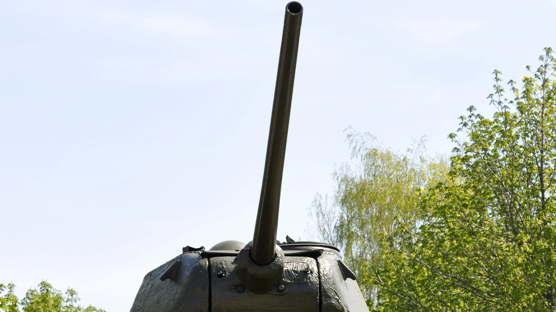 Танк Т-34 на автокране проехал по Кемерову: горожане интересуются, что происходит