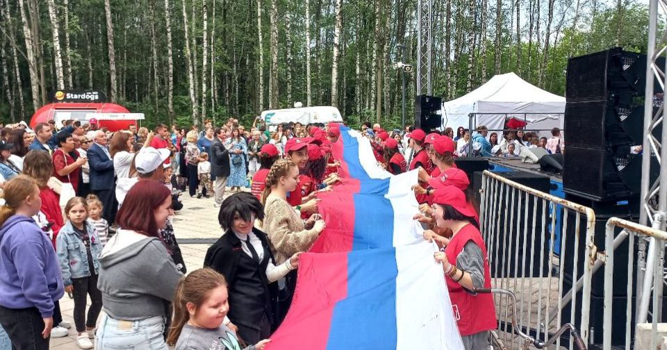 Раздача ленточек и духовой оркестр: Электросталь отпразднует День России - REGIONS.ru